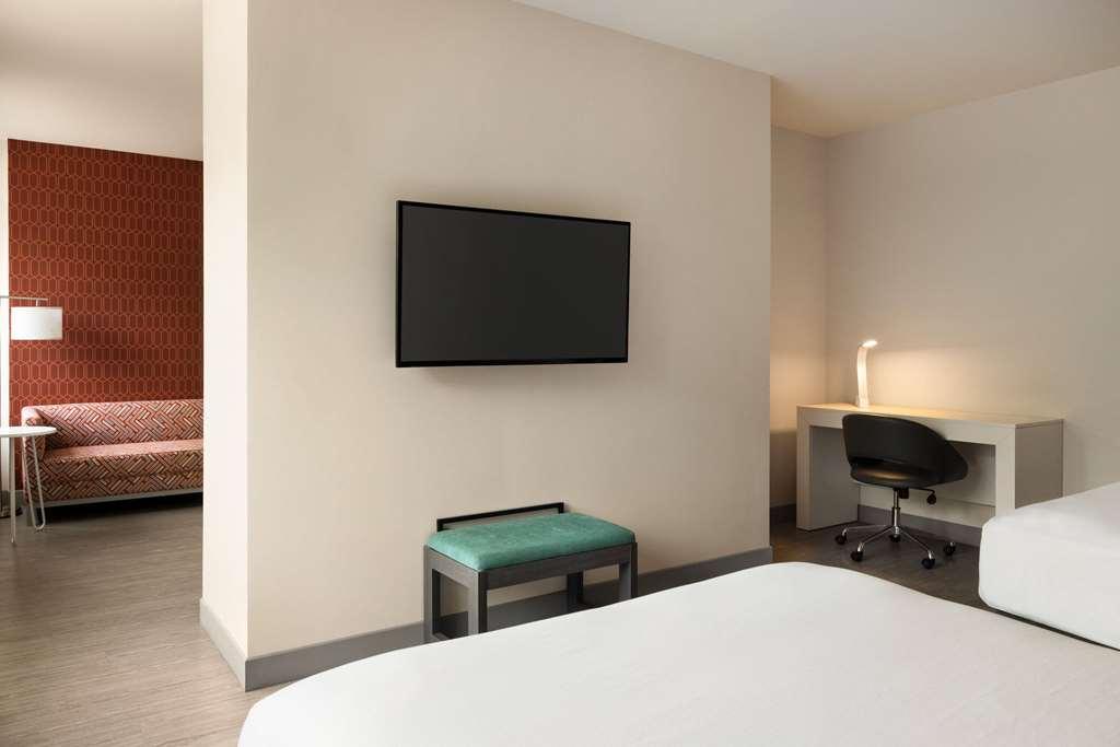 The Orbit Hotel, Trademark Collection By Wyndham Fairview Park Room photo
